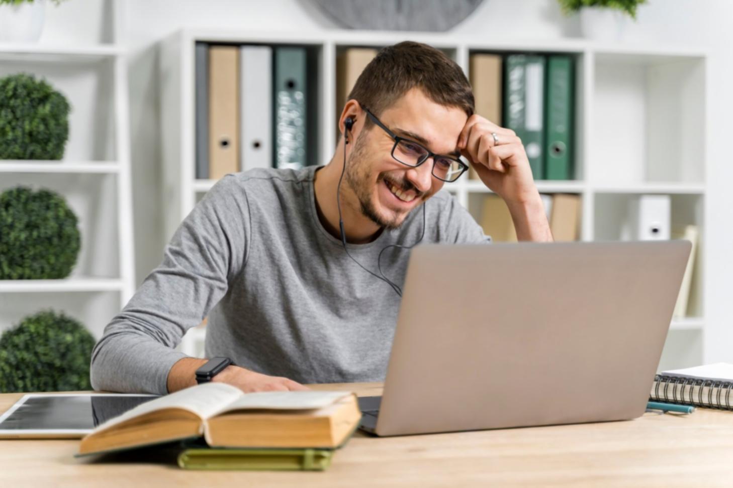 Analyse de documents financiers sur un bureau